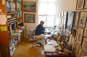 Miguel Herz Kestranek mit PC und Wand in seinem Arbeitszimmer / zu Hause in Wien im 1. Bezirk / exklusiv / Foto: Barbara Volkmer